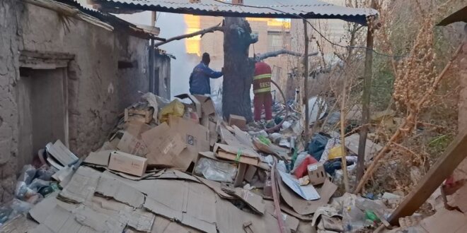 Los hombres de rojo lograron apagar el fuego y evitar que llegue a mayores.