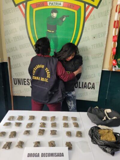 Madre es detenida con marihuana