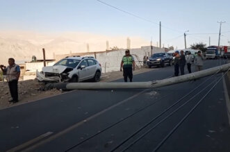 Arequipa: Camioneta derriba poste de alta tensión en Aplao