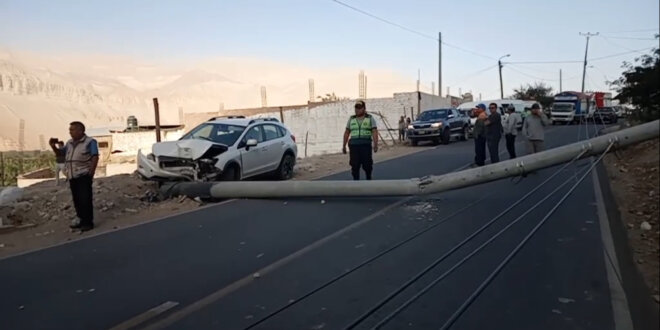 Arequipa: Camioneta derriba poste de alta tensión en Aplao