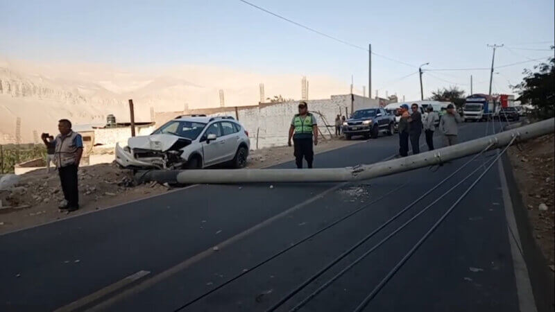 Arequipa: Camioneta derriba poste de alta tensión en Aplao