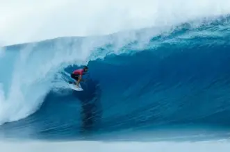 Alonso Correa venció a Jordy Smith y clasificó a cuartos de final del surf masculino en París 2024