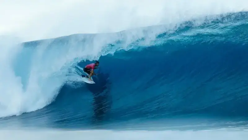 Alonso Correa venció a Jordy Smith y clasificó a cuartos de final del surf masculino en París 2024