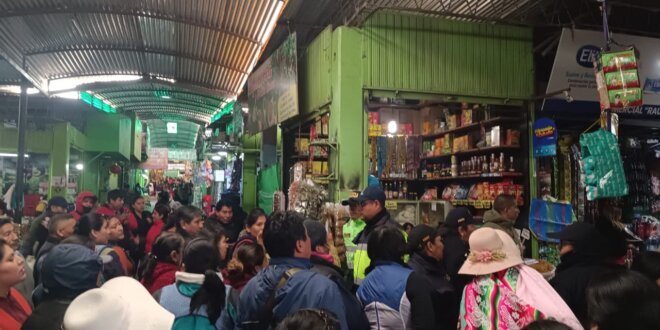 Vendedores retiran a policías y funcionarios de mercado Grau