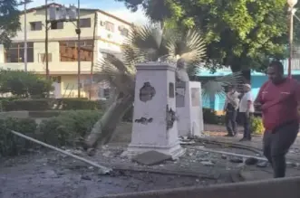 Venezolanos derribaron estatuas de Hugo Chávez en protestas contra resultado oficial de las elecciones