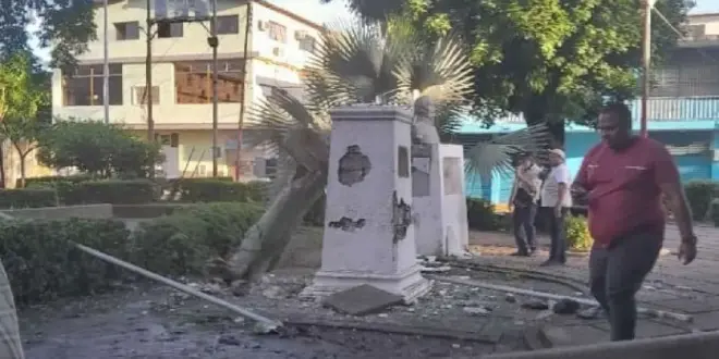 Venezolanos derribaron estatuas de Hugo Chávez en protestas contra resultado oficial de las elecciones