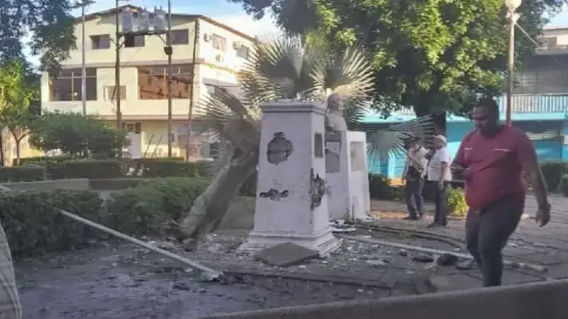 Venezolanos derribaron estatuas de Hugo Chávez en protestas contra resultado oficial de las elecciones