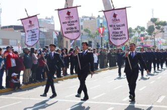 Trabajadores de Red de Salud de Tacna desfilaron por aniversario institucional.