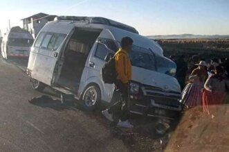 Choque entre combi y tráiler.