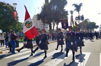 Estudiantes de colegio participaron este domingo de izamiento y desfile.