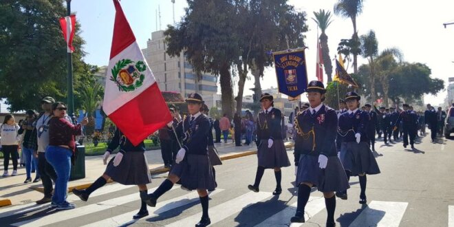 Estudiantes de colegio participaron este domingo de izamiento y desfile.