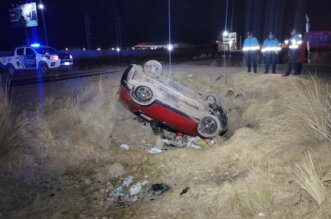 Puno: Auto se volcó y quedó con las llantas arriba