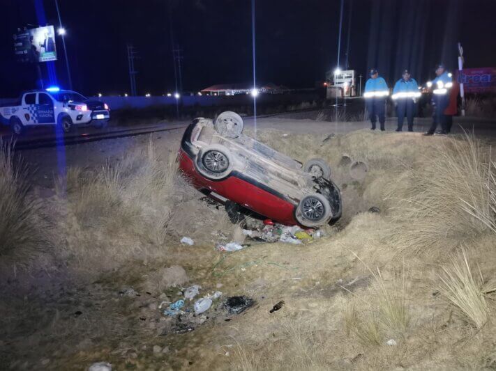 Puno: Auto se volcó y quedó con las llantas arriba