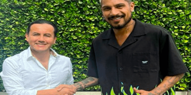 Richard Acuña 'amenaza' a Paolo Guerrero.