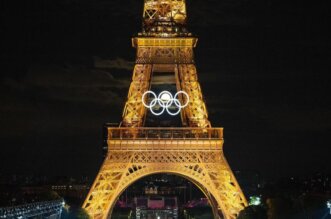 La luna se alineó con los aros olímpicos de la Torre Eiffel.