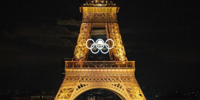 La luna se alineó con los aros olímpicos de la Torre Eiffel.