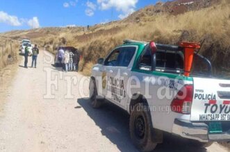 Delincuentes roban y desmantelan camioneta.