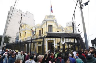 Embajada de Venezuela en Perú suspende atención.