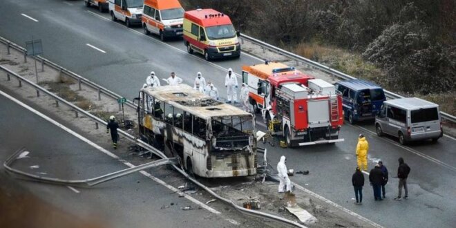 Fallecen 12 niños en accidente de autobús.