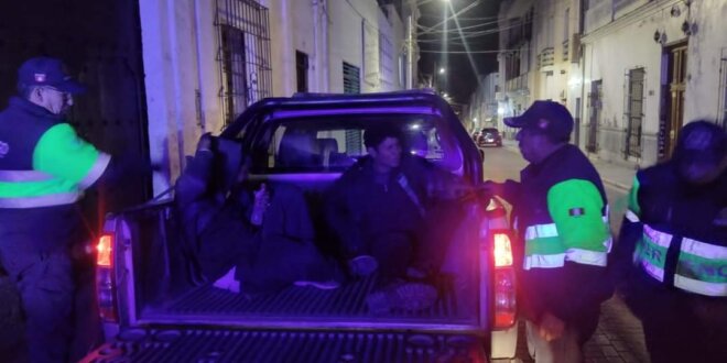 Arequipa: Caen dos sujetos robando medidores en el Cercado