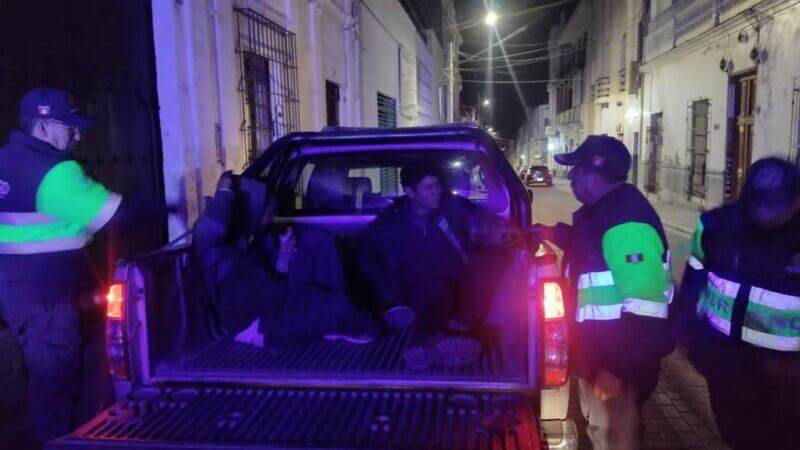 Arequipa: Caen dos sujetos robando medidores en el Cercado