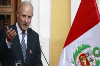 Cancillería ordena a diplomáticos venezolanos abandonar Perú.