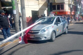 Tacna: Asta y bandera caen sobre taxi en mercado Central