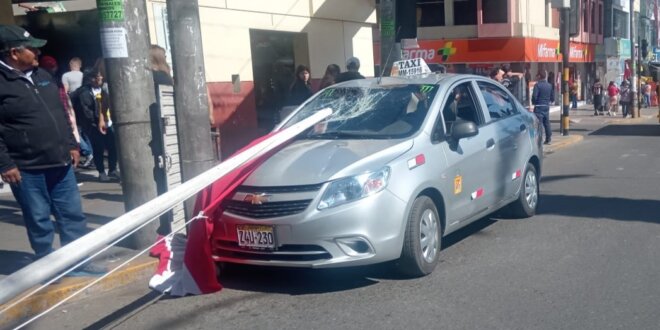 Tacna: Asta y bandera caen sobre taxi en mercado Central