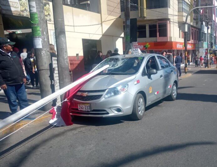 Tacna: Asta y bandera caen sobre taxi en mercado Central