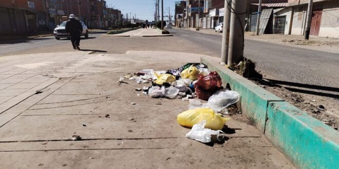 Desfile cívico por un lado, basura acumulada por otro.