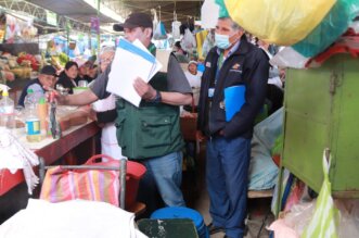 Arequipa: Decomisan utensilios y productos en mercado Zamácola