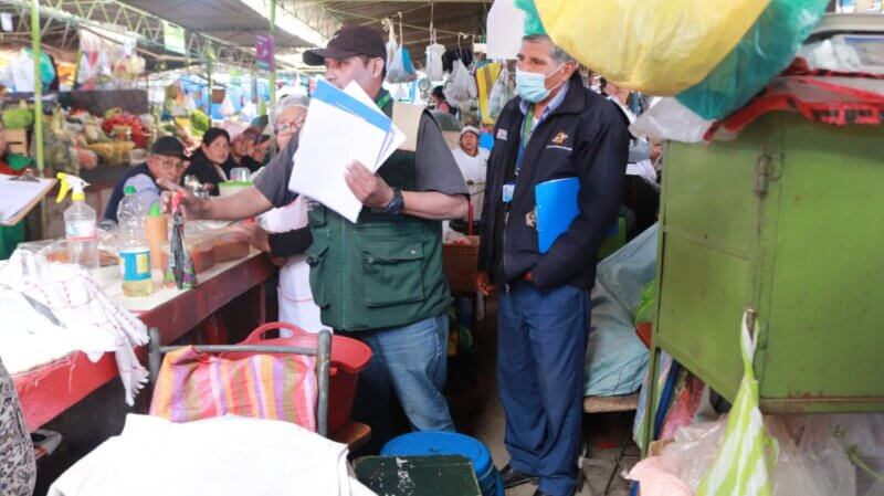 Arequipa: Decomisan utensilios y productos en mercado Zamácola