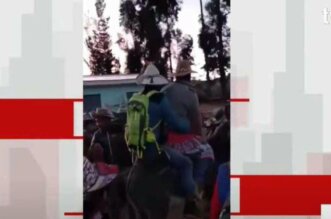 Comuneros pasean en un burro a alcalde del distrito de Omacha y a uno de sus regidores.