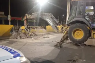 Arequipa: Comerciantes intentan derribar muro separador en Av. Vidaurrazaga