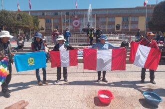 Puno: Dirigentes y pobladores hacen 'lavado de bandera'