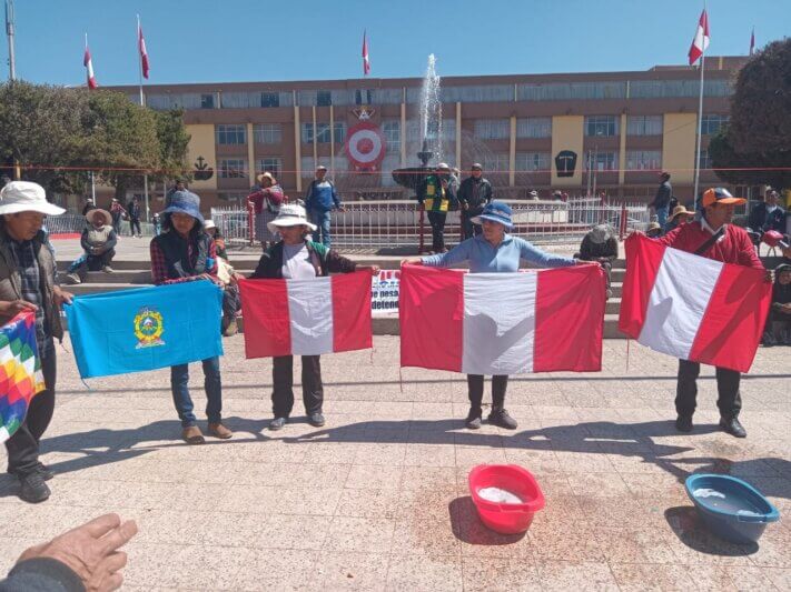 Puno: Dirigentes y pobladores hacen 'lavado de bandera'