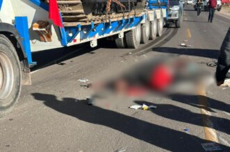Mototaxi invadió carril y se entregó a un camión
