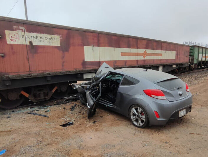 Tren de Southern destroza auto y deja un herido