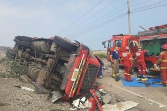 El conductor del tráiler de placa V1F-836 que circulaba por la vía de ingreso al distrito de Mejía se despistó y volcó, quedando atrapado entre los fierros retorcidos de la cabina del pesado vehículo, dejando gravemente herido al chofer.