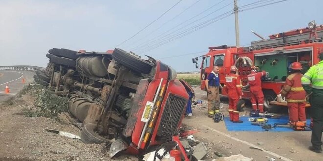 El conductor del tráiler de placa V1F-836 que circulaba por la vía de ingreso al distrito de Mejía se despistó y volcó, quedando atrapado entre los fierros retorcidos de la cabina del pesado vehículo, dejando gravemente herido al chofer.