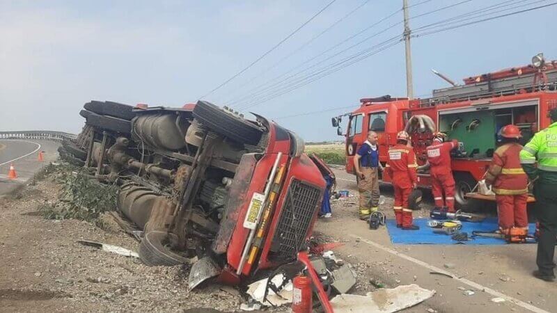 El conductor del tráiler de placa V1F-836 que circulaba por la vía de ingreso al distrito de Mejía se despistó y volcó, quedando atrapado entre los fierros retorcidos de la cabina del pesado vehículo, dejando gravemente herido al chofer.