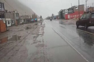 Escolares son afectados por lluvias y el intenso frío en la costa.