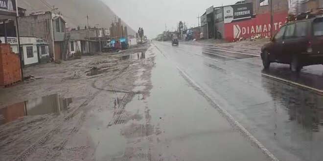 Escolares son afectados por lluvias y el intenso frío en la costa.