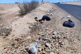 No respetan letreros colocados en esta zona del distrito y siguen contaminando.