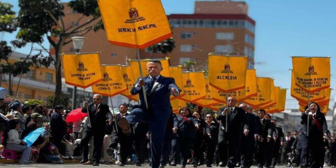 Gerente Jonatan Ríos participó este domingo del desfile en la “Parada Municipal”.