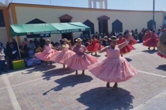 Con música y danzas saludaron este domingo a venerada Virgen.