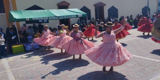 Con música y danzas saludaron este domingo a venerada Virgen.