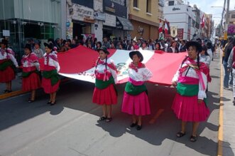 Mujeres tarateñas llegaron a Tacna portando la bandera nacional.