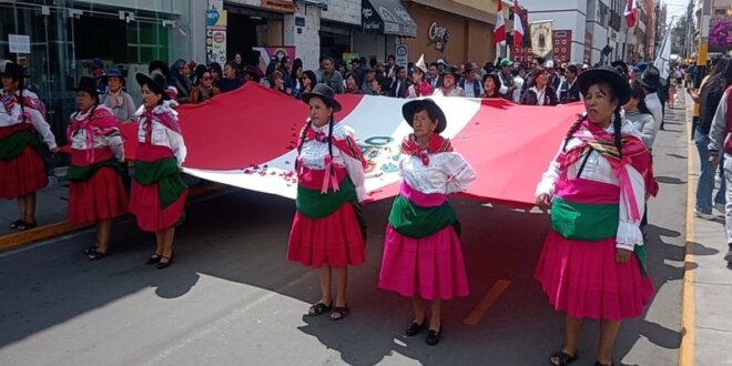 Mujeres tarateñas llegaron a Tacna portando la bandera nacional.