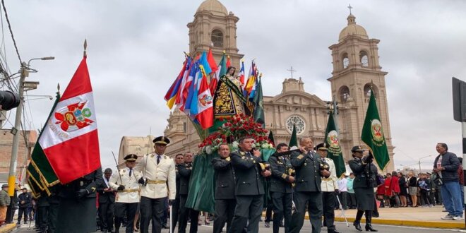 Patrona de la Policía Nacional salió en procesión por el Paseo Cívico.